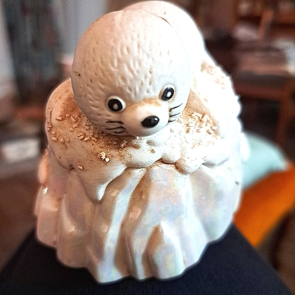 1957 White Baby Seal Shaker. - Picture 1 of 3
